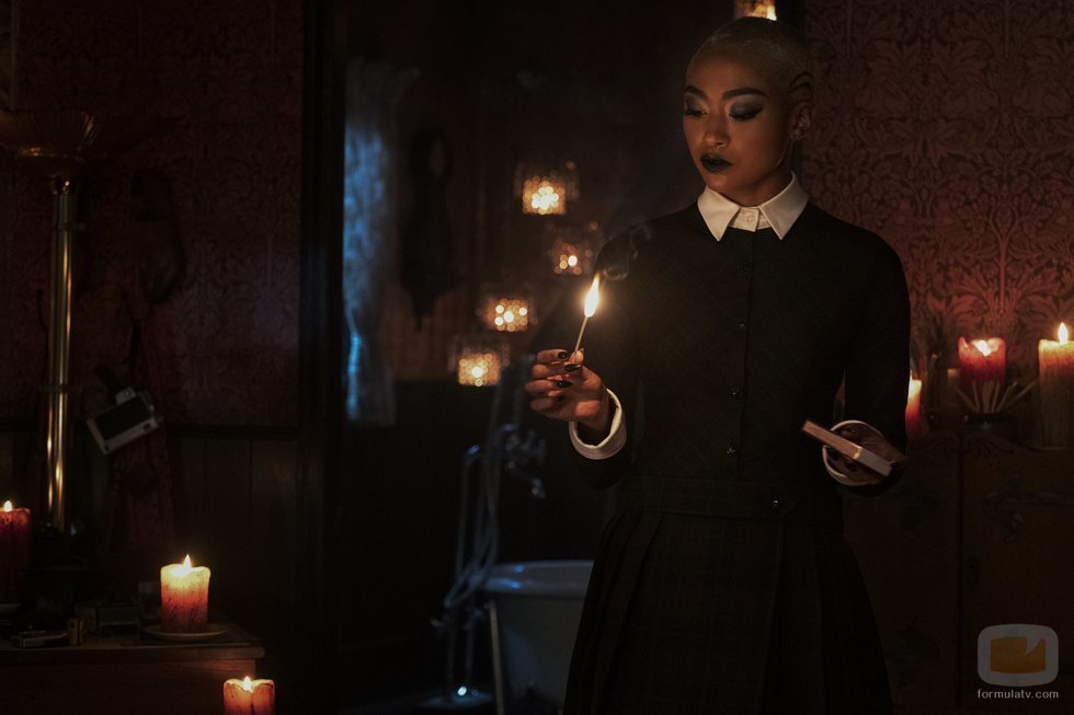 Prudence Night enciende una vela por Navidad en el especial de 'Las escalofriantes aventuras de Sabrina'