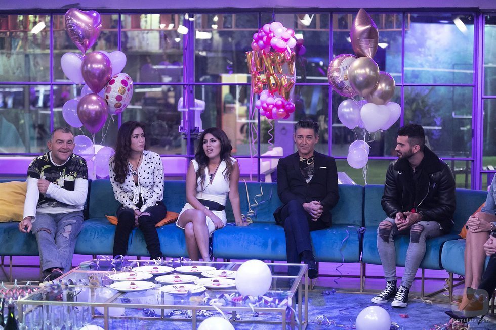 Chabelita con los concursantes en el salón la Gala 9 de 'GH VIP 6'