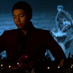 Ambrose mira la decoración de Navidad del especial de 'Las escalofriantes aventuras de Sabrina'