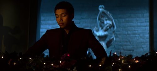 Ambrose mira la decoración de Navidad del especial de 'Las escalofriantes aventuras de Sabrina'