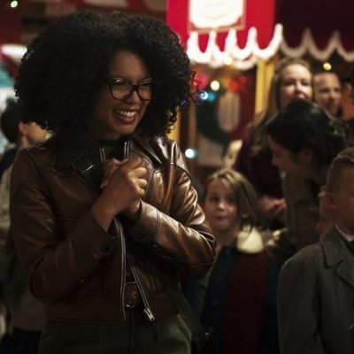 Roz ilusionada en un ambiente navideño en 'Las escalofriantes aventuras de Sabrina'