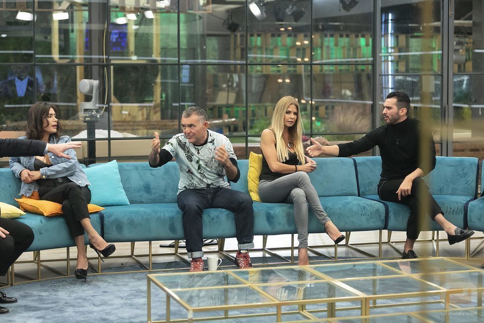 Los concursantes charlan durante la Gala 10 de 'GH VIP 6'