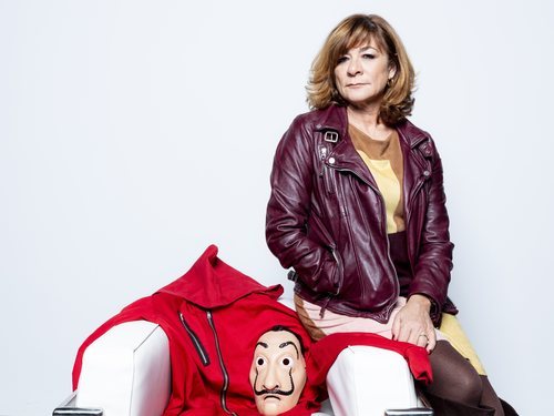 Sonia Martínez, directora de Ficción de Atresmedia, junto al disfraz de 'La Casa de Papel'