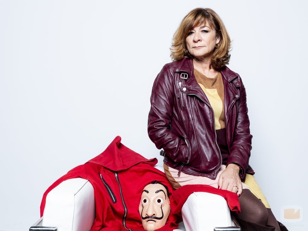 Sonia Martínez, directora de Ficción de Atresmedia, junto al disfraz de 'La Casa de Papel'