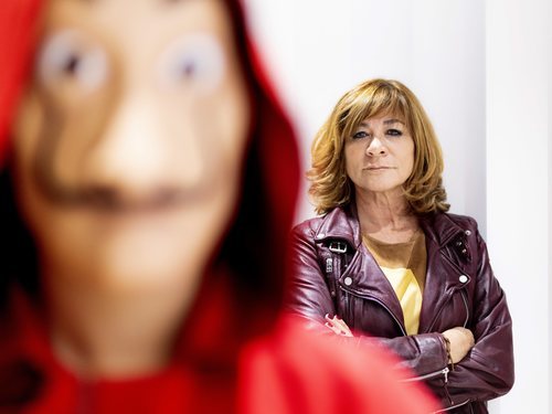 Sonia Martínez, directora de Ficción de Atresmedia, tras un personaje de 'La Casa de Papel'