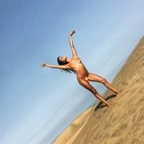 Sofía Suescun se desnuda al completo muy sexy en la playa