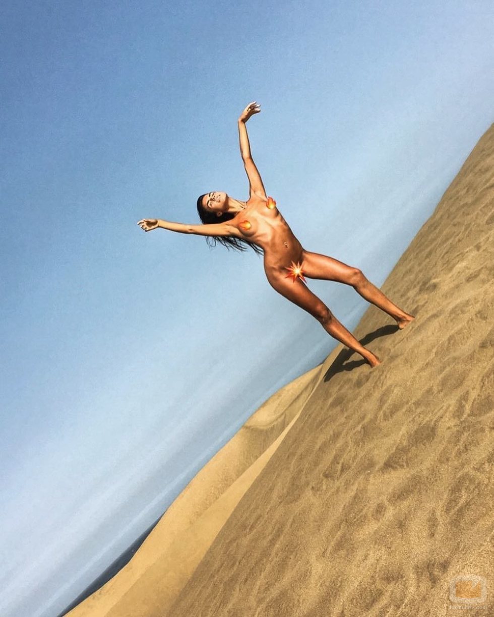 Sofía Suescun se desnuda al completo muy sexy en la playa