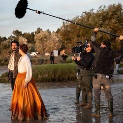 Pablo Molinero y Patricia López Arnaiz en el rodaje de la segunda temporada de 'La peste'