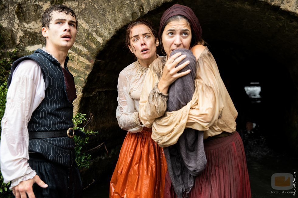 Sergio Castellanos y Patricia López Arnaiz en el rodaje de la segunda temporada de 'La peste'