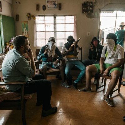 David Beriain con secuestradores en la segunda temporada de 'Clandestino'