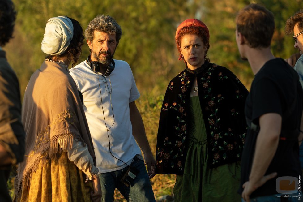 Alberto Rodríguez junto a Patricia López Arnaiz en el rodaje de la segunda temporada de 'La peste'