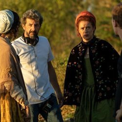 Alberto Rodríguez junto a Patricia López Arnaiz en el rodaje de la segunda temporada de 'La peste'