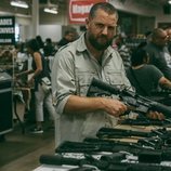 David Beriain sosteniendo un arma 'Clandestino'