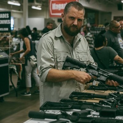 David Beriain sosteniendo un arma 'Clandestino'