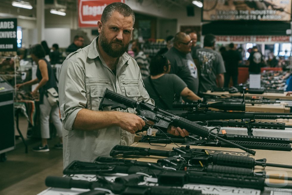 David Beriain sosteniendo un arma 'Clandestino'