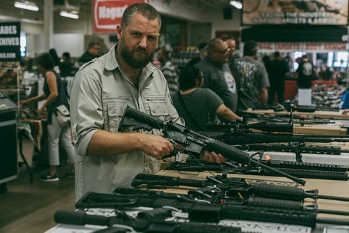 David Beriain sosteniendo un arma 'Clandestino'