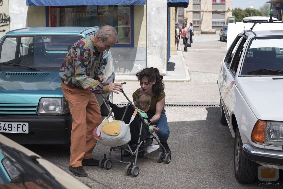 Ramón y Karina le hacen carantoñas a Olivia en la 19ª temporada de 'Cuéntame cómo pasó'