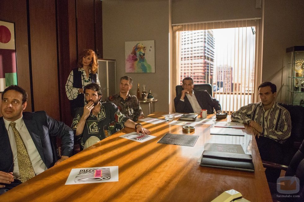 Carlos en una reunión de trabajo en la agencia en la 19ª temporada de 'Cuéntame cómo pasó'