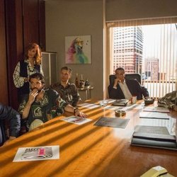 Carlos en una reunión de trabajo en la agencia en la 19ª temporada de 'Cuéntame cómo pasó'