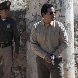 Michael Peña durante una de sus incursiones en 'Narcos: México'