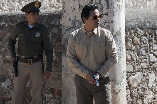 Michael Peña durante una de sus incursiones en 'Narcos: México'