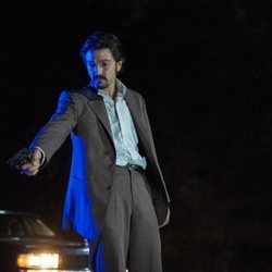 Diego Luna apunta con un revólver en 'Narcos: México'