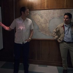 Matt Letscher y Michael Peña en 'Narcos: México'