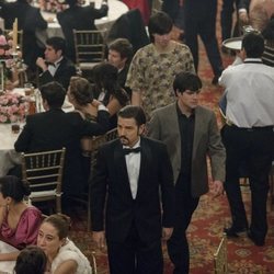 Diego Luna es el centro de las miradas en una boda en 'Narcos: México'