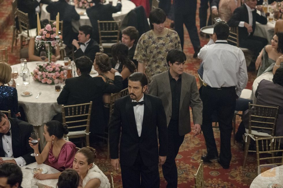 Diego Luna es el centro de las miradas en una boda en 'Narcos: México'