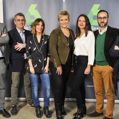 Los integrantes de 'Equipo de investigación' junto a Gloria Serra