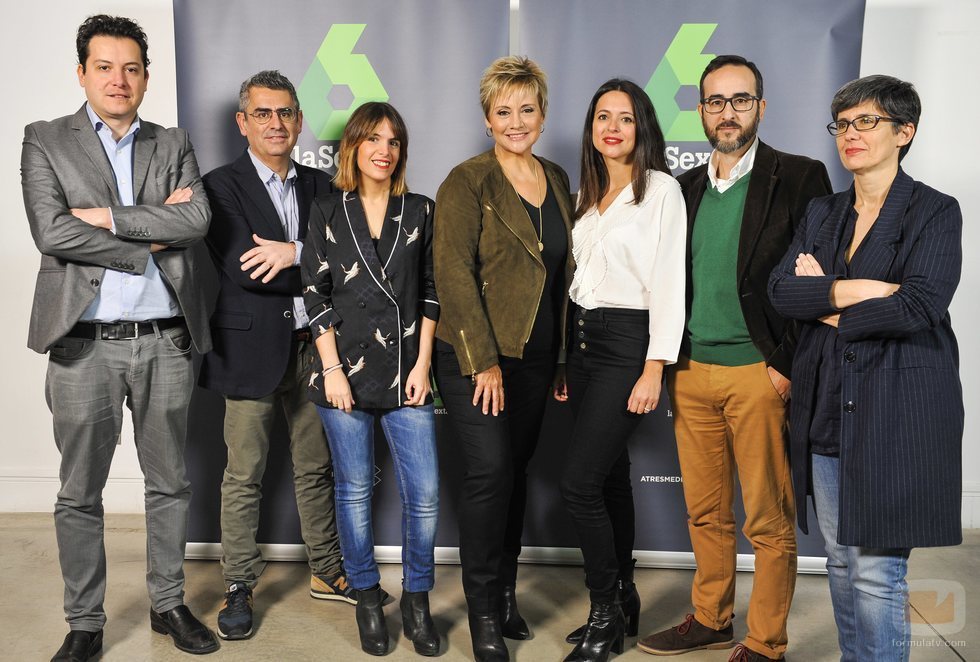 Los integrantes de 'Equipo de investigación' junto a Gloria Serra