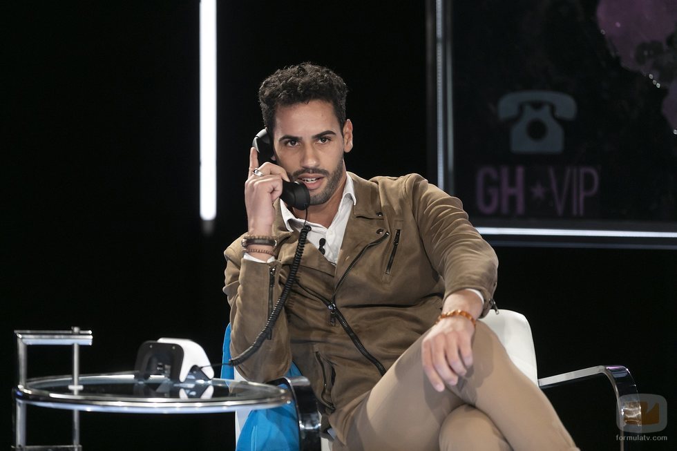 Asraf Beno llamando por teléfono en la gala 11 de 'GH VIP 6'