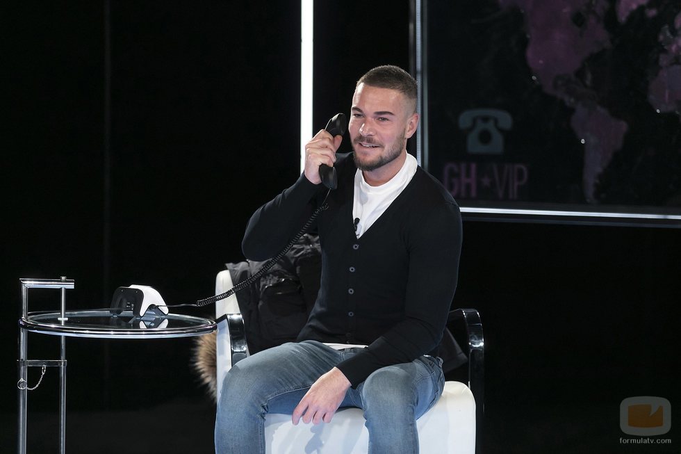 Tony Spina llamando por teléfono en la gala 11 de 'GH VIP 6'