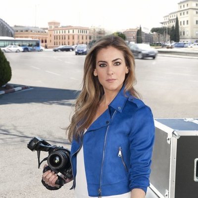 Verónica Dulanto con su equipo de reportera para 'En el punto de mira'