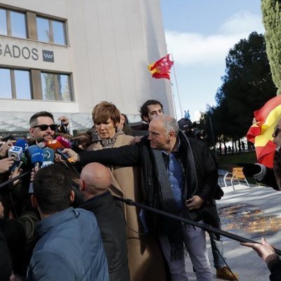 Dani Mateo, increpado por un grupo de españolistas a la salida del juzgado