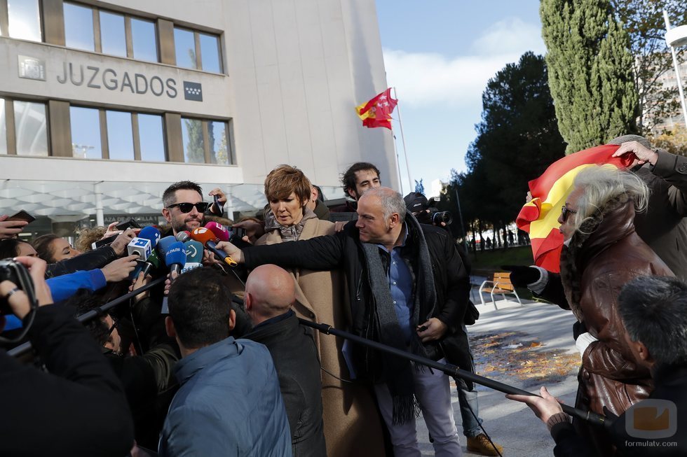 Dani Mateo, increpado por un grupo de españolistas a la salida del juzgado