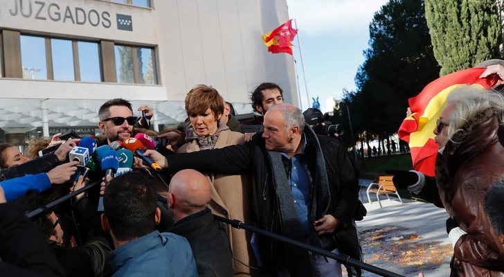 Dani Mateo, increpado por un grupo de españolistas a la salida del juzgado