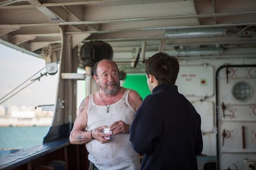 Ricardo Gómez en un barco en el último episodio de la temporada 19 de 'Cuéntame cómo pasó'