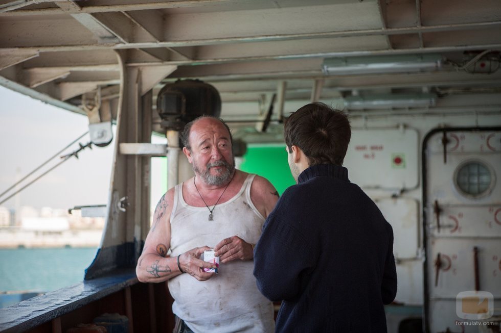 Ricardo Gómez en un barco en el último episodio de la temporada 19 de 'Cuéntame cómo pasó'
