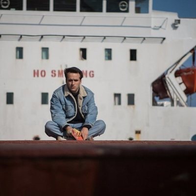 Ricardo Gómez, pensantivo en el último episodio de la temporada 19 de 'Cuéntame cómo pasó'
