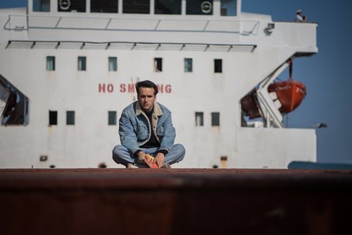 Ricardo Gómez, pensantivo en el último episodio de la temporada 19 de 'Cuéntame cómo pasó'