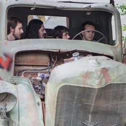 Nao Albet, Santiago Crespo, Manuel Dios y Ricardo Gómez en el camión en 'Cuéntame cómo pasó'