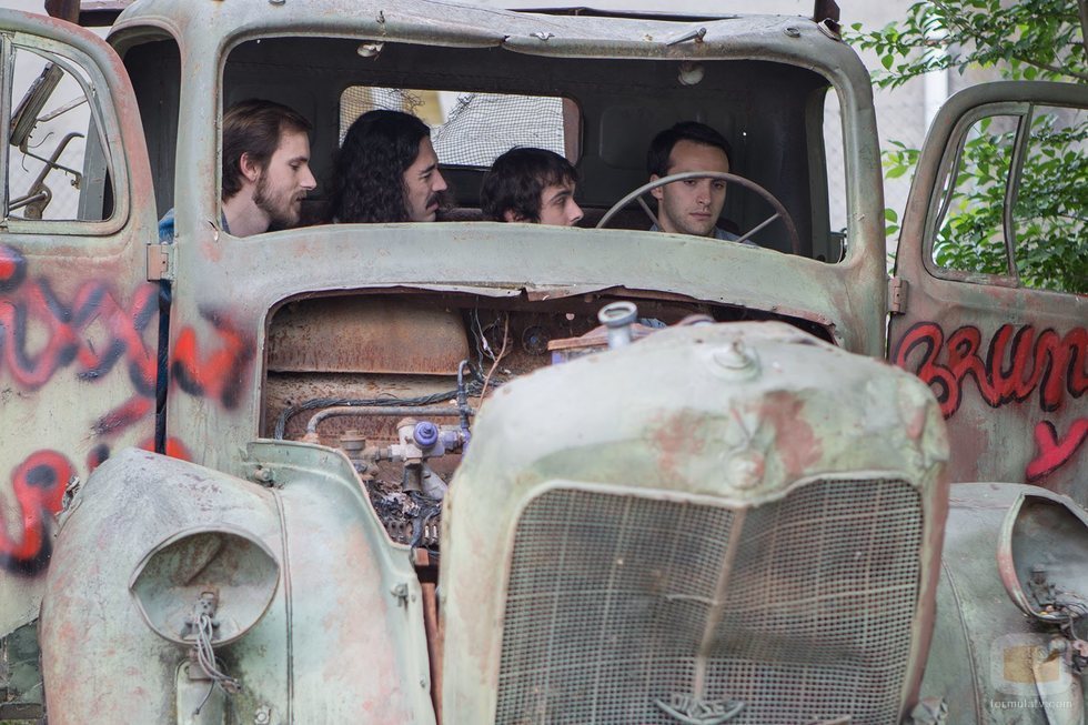 Nao Albet, Santiago Crespo, Manuel Dios y Ricardo Gómez en el camión en 'Cuéntame cómo pasó'