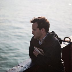 Ricardo Gómez mira preocupado al mar en el último episodio de la temporada 19 de 'Cuéntame cómo pasó'