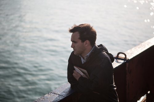 Ricardo Gómez mira preocupado al mar en el último episodio de la temporada 19 de 'Cuéntame cómo pasó'