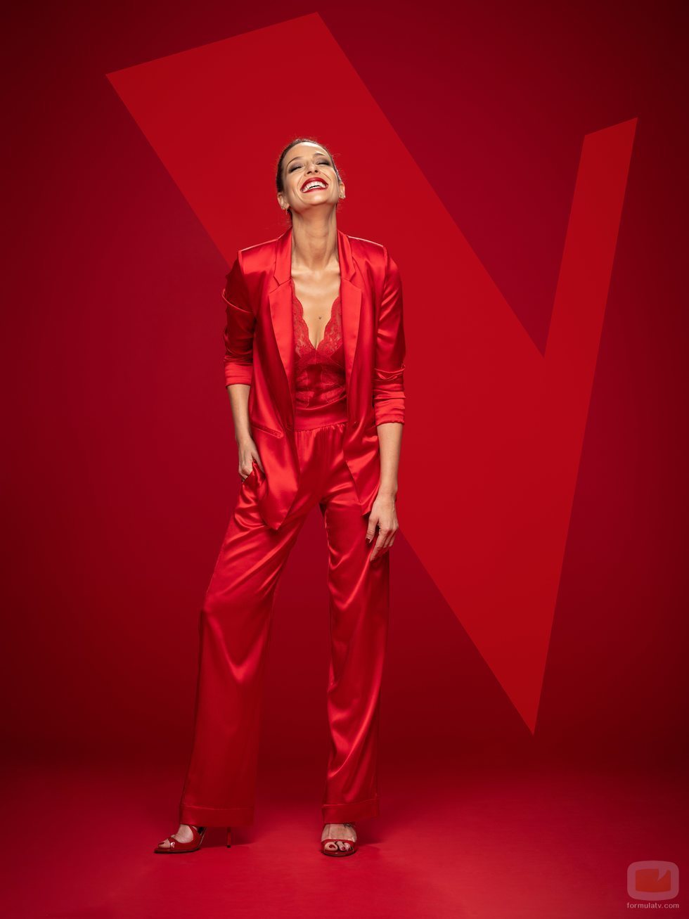Eva González viste de rojo en las fotos promocionales de 'La Voz' en Antena 3