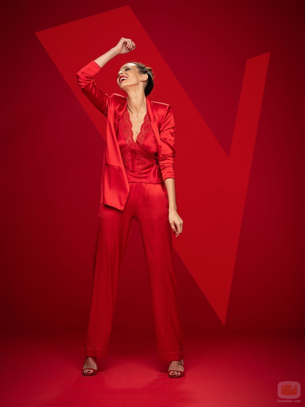 Eva González posa vestida de rojo como presentadora de 'La Voz' en Antena 3