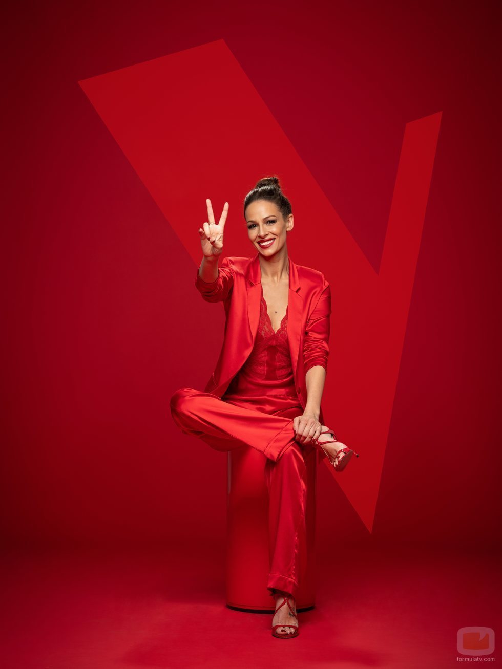 La presentadora de 'La Voz', Eva González, posa vestida de rojo