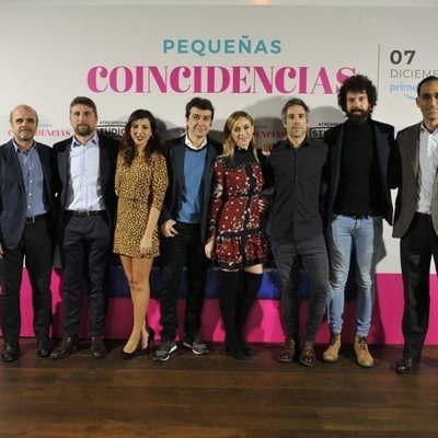 Elenco protagonista y directivos de los canales de 'Pequeñas coincidencias'