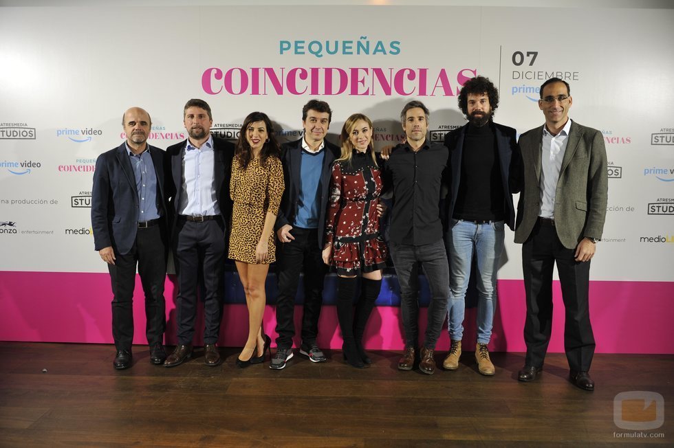 Elenco protagonista y directivos de los canales de 'Pequeñas coincidencias'
